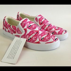 Bucketfeet 9W Lip Service Canvas Shoes NWT